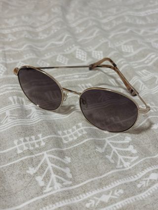 Gafas de sol doradas y marrones