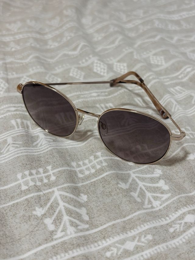 Gafas de sol doradas y marrones