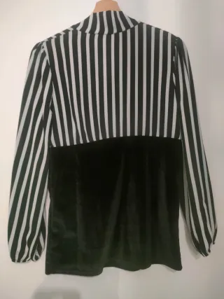 Maglia a righe nere e bianche con fiocco