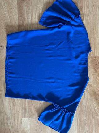 Blusa Stradivarius azul klein manga abullonada