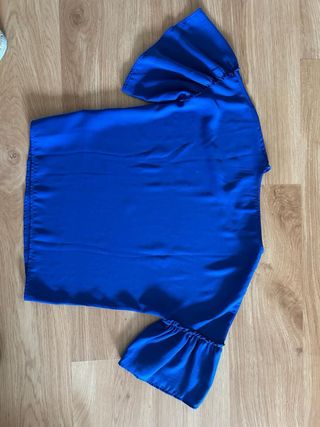 Blusa Stradivarius azul klein manga abullonada