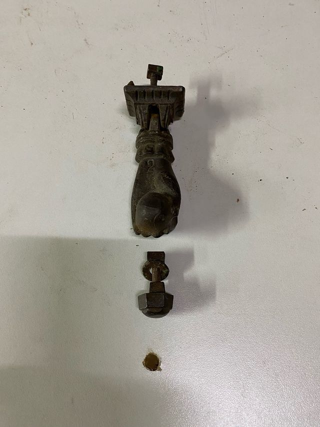 Tirador de puerta antiguo de metal