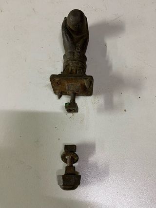 Tirador de puerta antiguo de metal