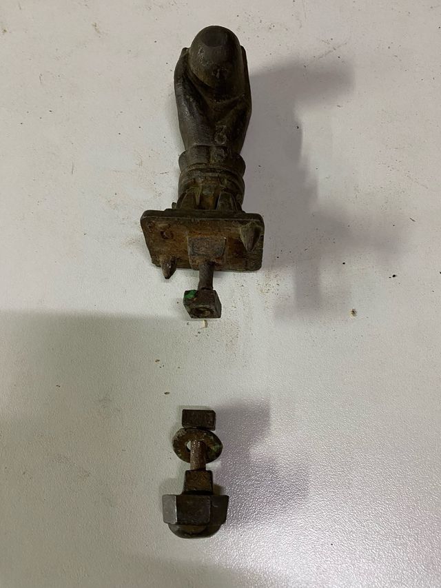 Tirador de puerta antiguo de metal