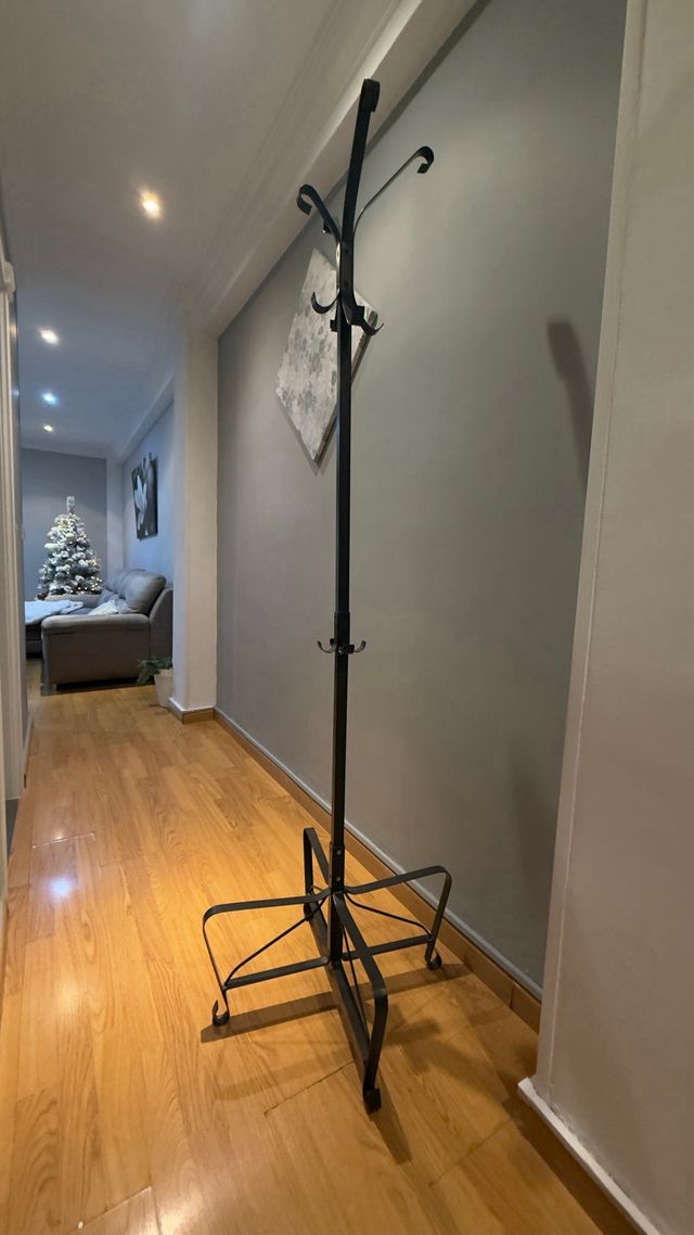 Perchero de hierro negro