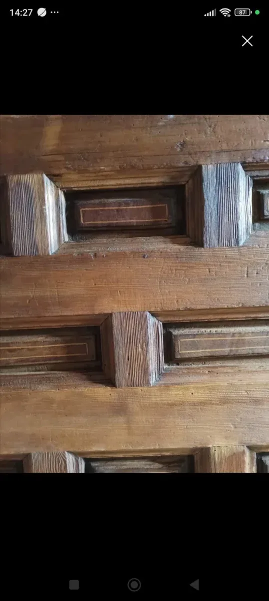 Puerta antigua de madera de nogal
