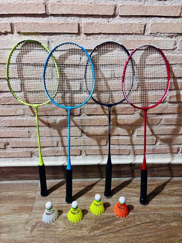 4 Raquetas Bádminton + 4 Plumas