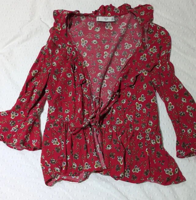 Blusa Mango flores cruzada volantes Talla S