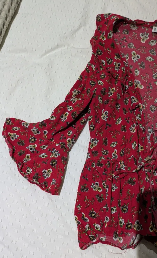 Blusa Mango flores cruzada volantes Talla S