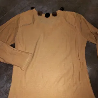 Camiseta con pompones de pelo