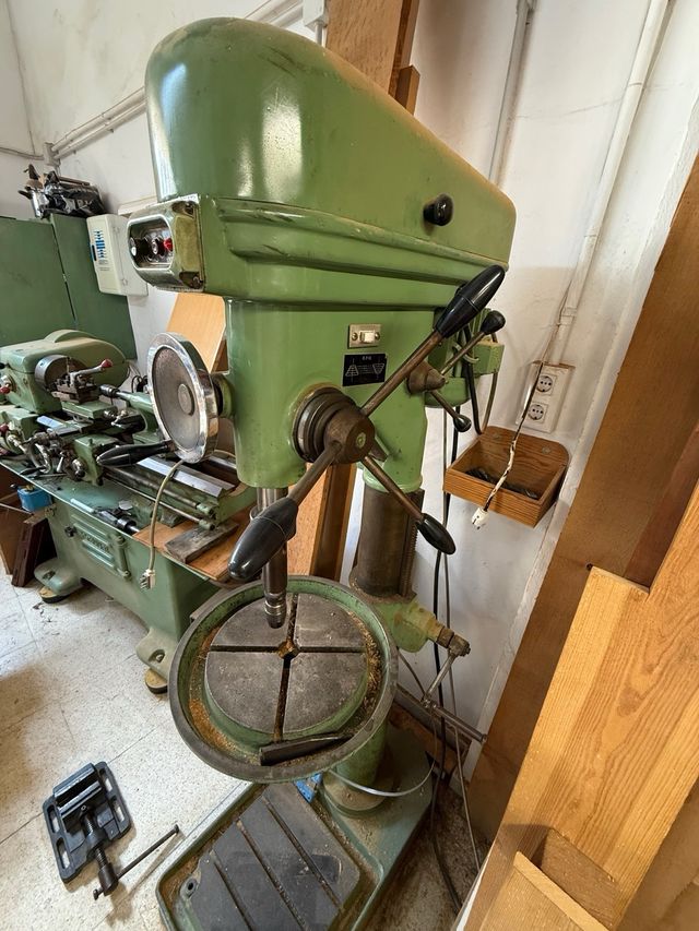 Taladro de columna verde