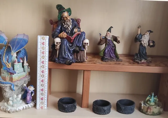 Figuras de magos y dragónes diferentes