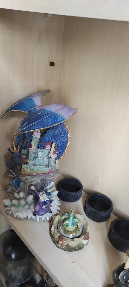 Figuras de magos y dragónes diferentes