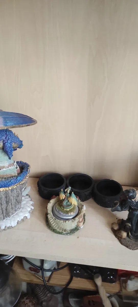 Figuras de magos y dragónes diferentes