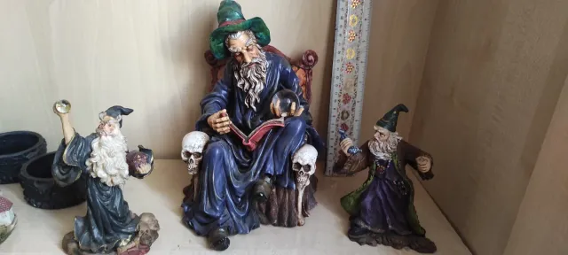 Figuras de magos y dragónes diferentes