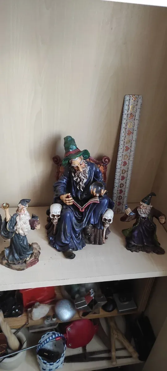 Figuras de magos y dragónes diferentes