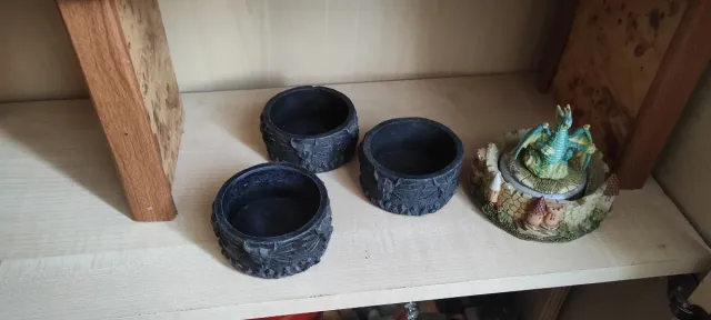 Figuras de magos y dragónes diferentes