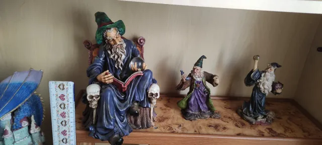 Figuras de magos y dragónes diferentes