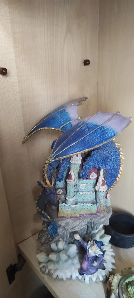 Figuras de magos y dragónes diferentes