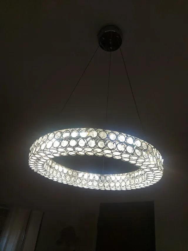 Lámpara LED con piedras brillantes
