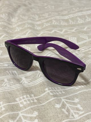 Gafas de sol negras y moradas