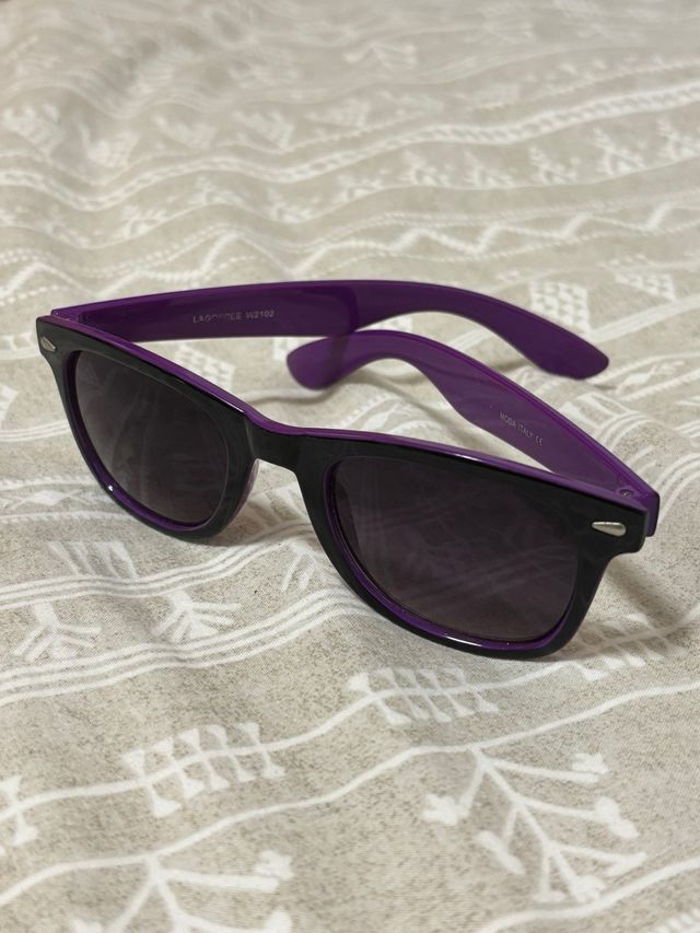 Gafas de sol negras y moradas