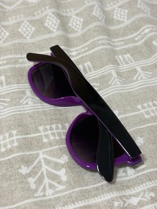 Gafas de sol negras y moradas