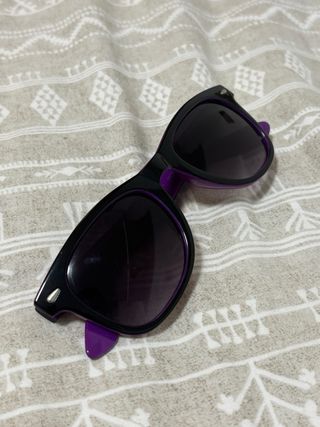 Gafas de sol negras y moradas