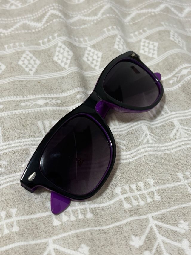 Gafas de sol negras y moradas