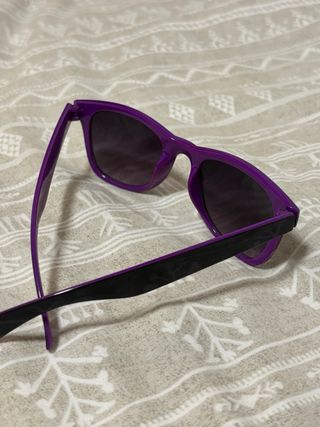 Gafas de sol negras y moradas