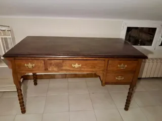 Escritorio antiguo de madera