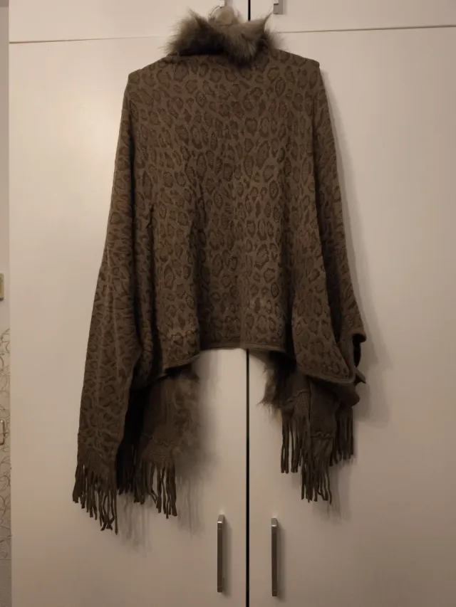 Túnica de lana con estampado animal y flecos