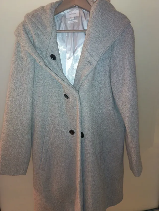 Abrigo gris mujer con capucha