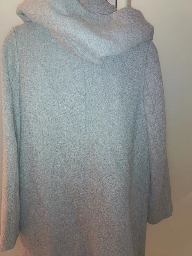 Abrigo gris mujer con capucha