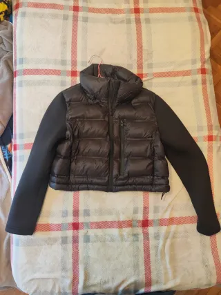 Chaqueta Zara negra acolchada mangas neopreno