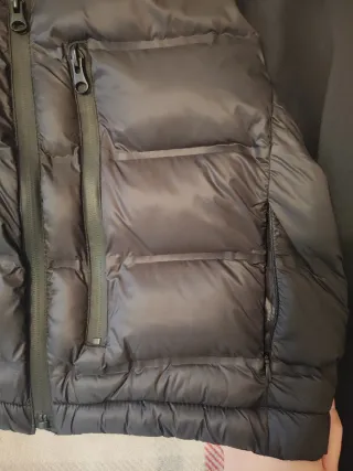 Chaqueta Zara negra acolchada mangas neopreno