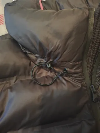 Chaqueta Zara negra acolchada mangas neopreno