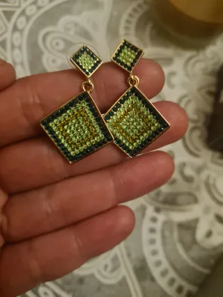 Pendientes dorados con piedras verdes