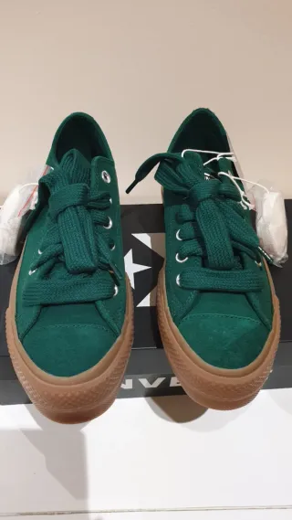 Converse mujer verde ante plataforma