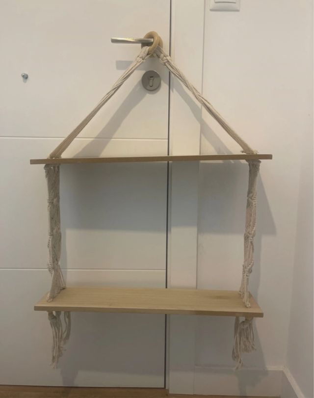 Estantería de madera y yute para colgar