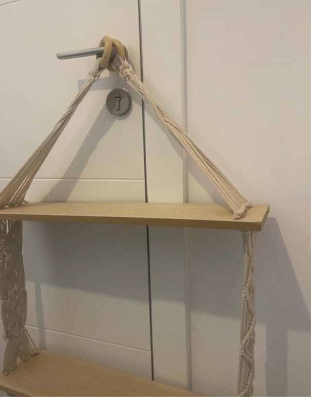 Estantería de madera y yute para colgar