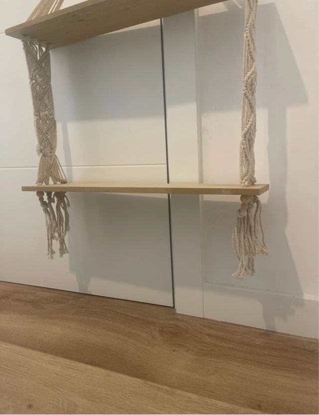 Estantería de madera y yute para colgar