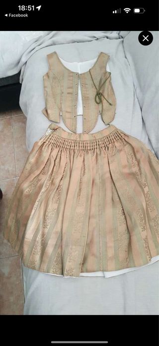 Traje de Huertana beige y verde
