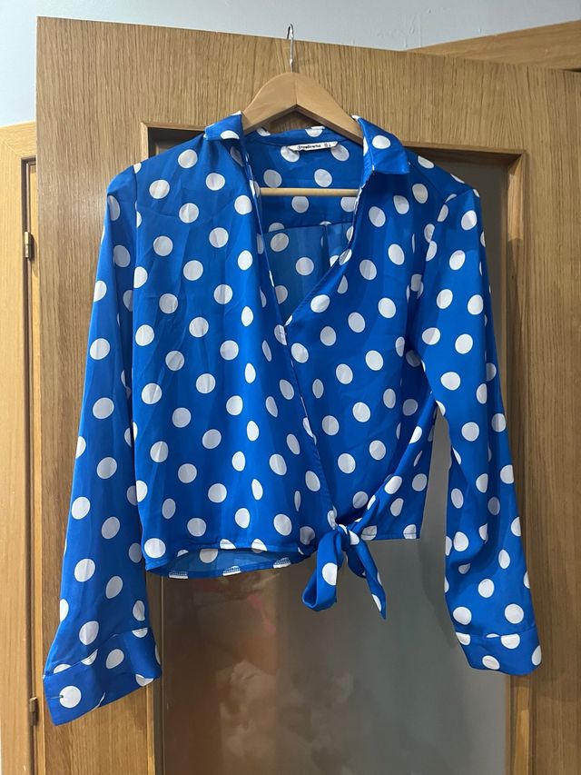 Blusa azul lunares blancos con nudo
