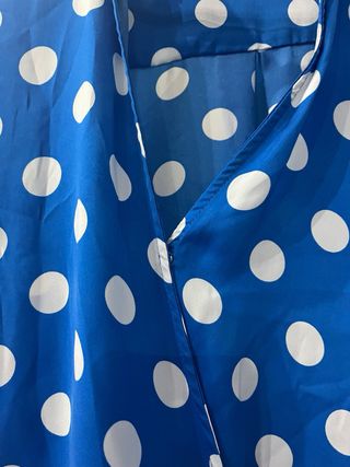 Blusa azul lunares blancos con nudo