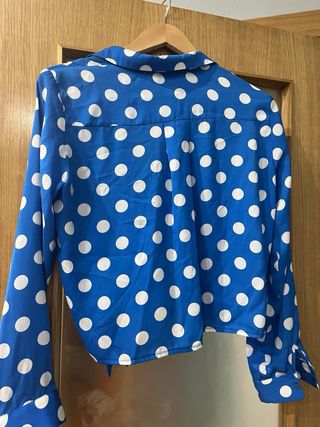 Blusa azul lunares blancos con nudo