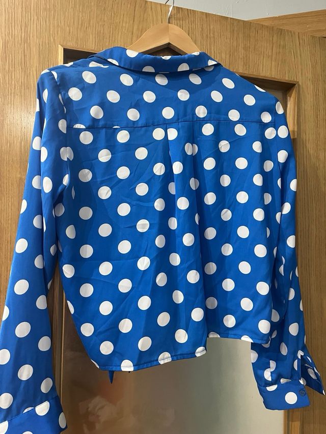 Blusa azul lunares blancos con nudo