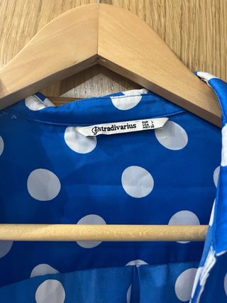 Blusa azul lunares blancos con nudo