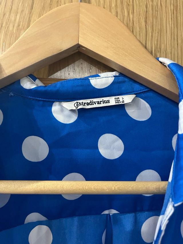 Blusa azul lunares blancos con nudo