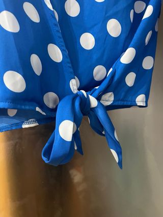 Blusa azul lunares blancos con nudo